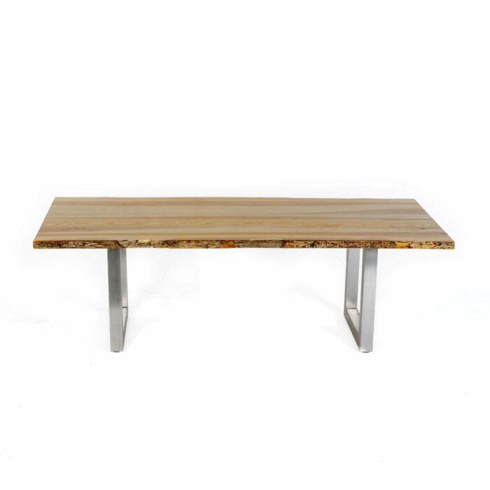 Hier fällt der Blick auf den Massivholz-Tisch Baumrinde U-Gestell metall von schräg oben auf die Tischplatte.