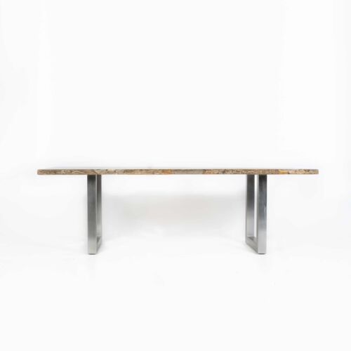 Diese Ansicht zeigt den Massivholz-Tisch mit Baumrinde an der Tischkante und U-Gestell aus Metall von der Seite.