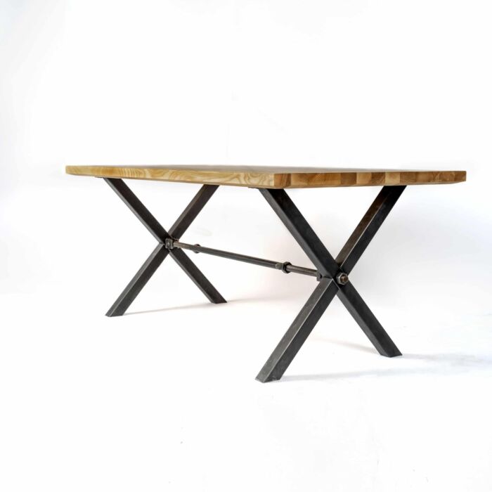 Hier ist der Massivholz-Tisch mit schwarzem X-Gestell aus Metall diagonal zu sehen.